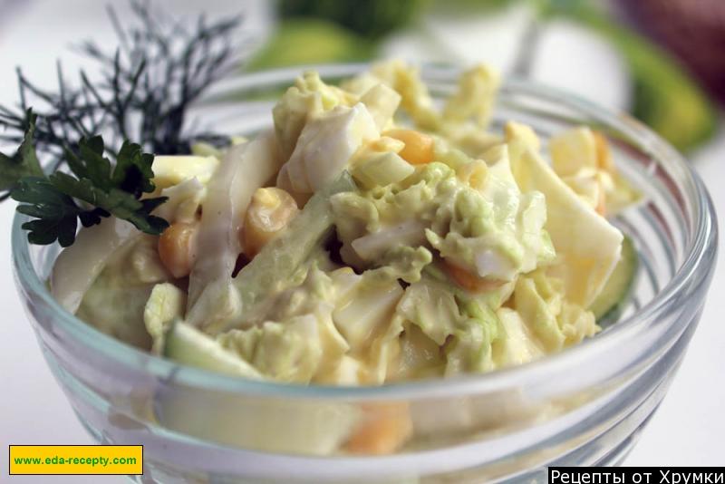 Шаг 7 приготовления Салат из сельдерея черешкового с консервированной кукурузой