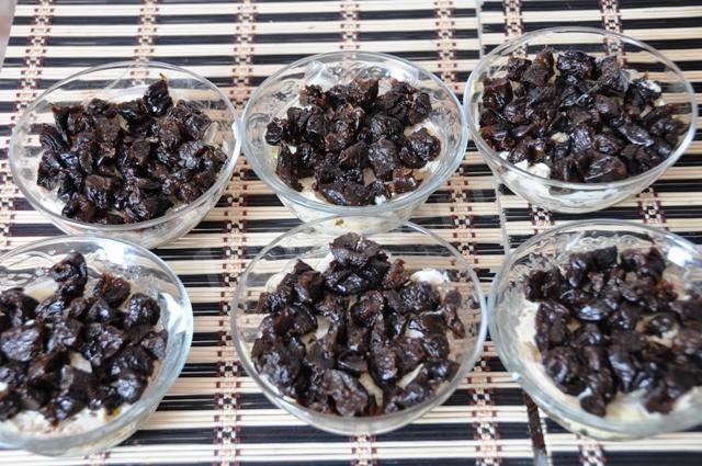 Шаг 14 приготовления Салат грибной с копченой курицей и орехами