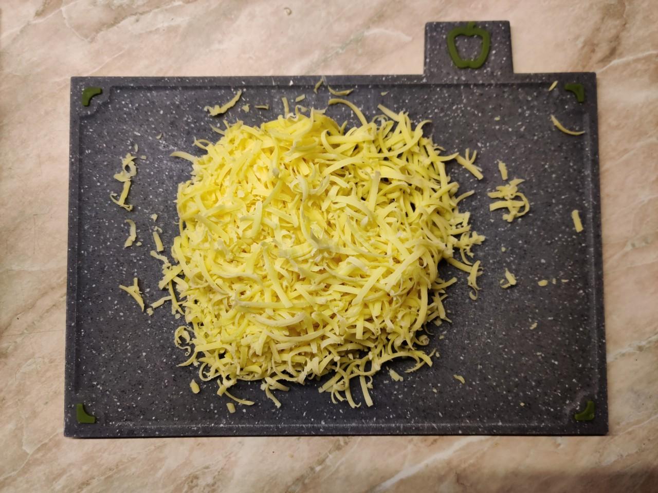 Шаг 4 приготовления Крабовые палочки с сыром и яйцом закуска