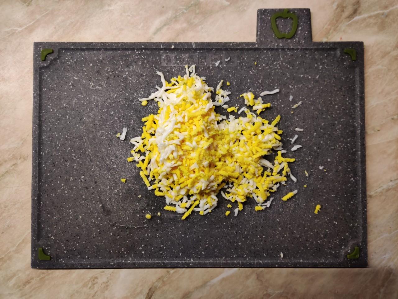 Шаг 5 приготовления Крабовые палочки с сыром и яйцом закуска