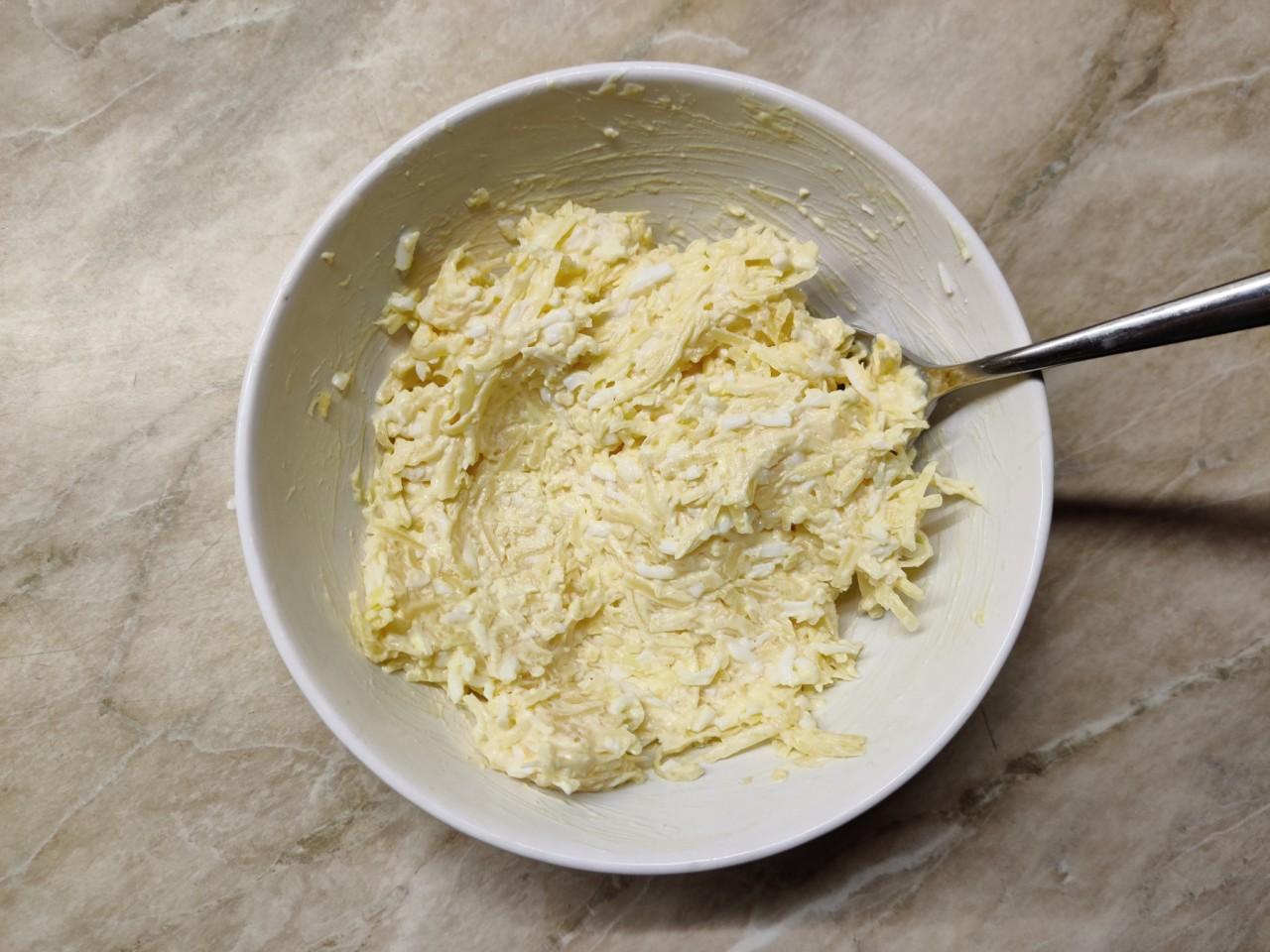 Шаг 7 приготовления Крабовые палочки с сыром и яйцом закуска