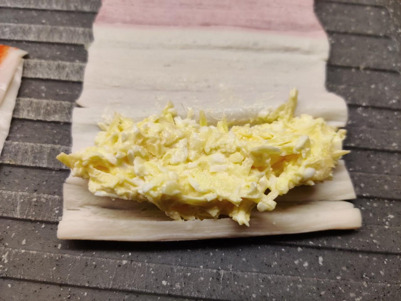 Шаг 8 приготовления Крабовые палочки с сыром и яйцом закуска