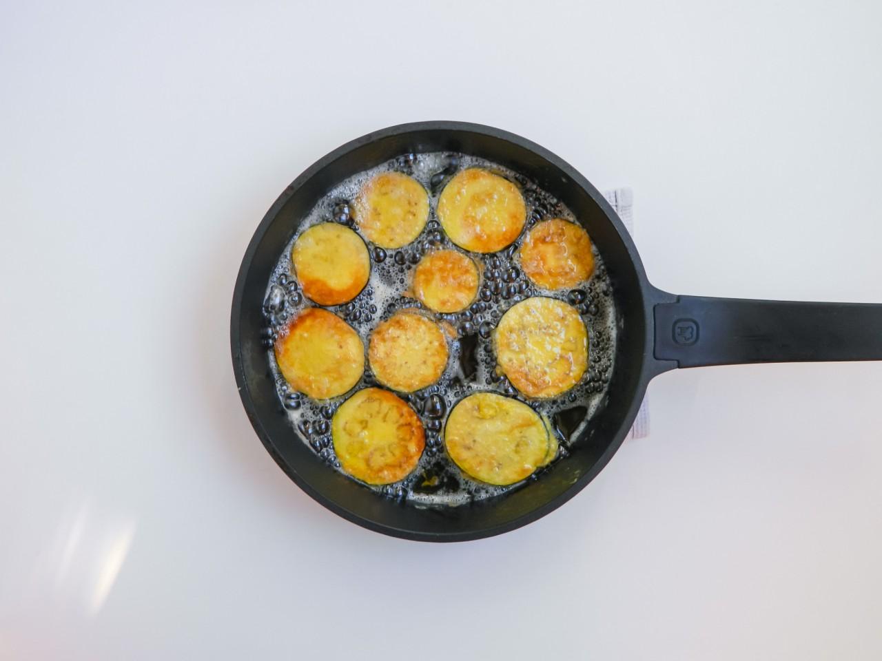 Шаг 9 приготовления Закуска баклажаны с чесноком дольками по-грузински