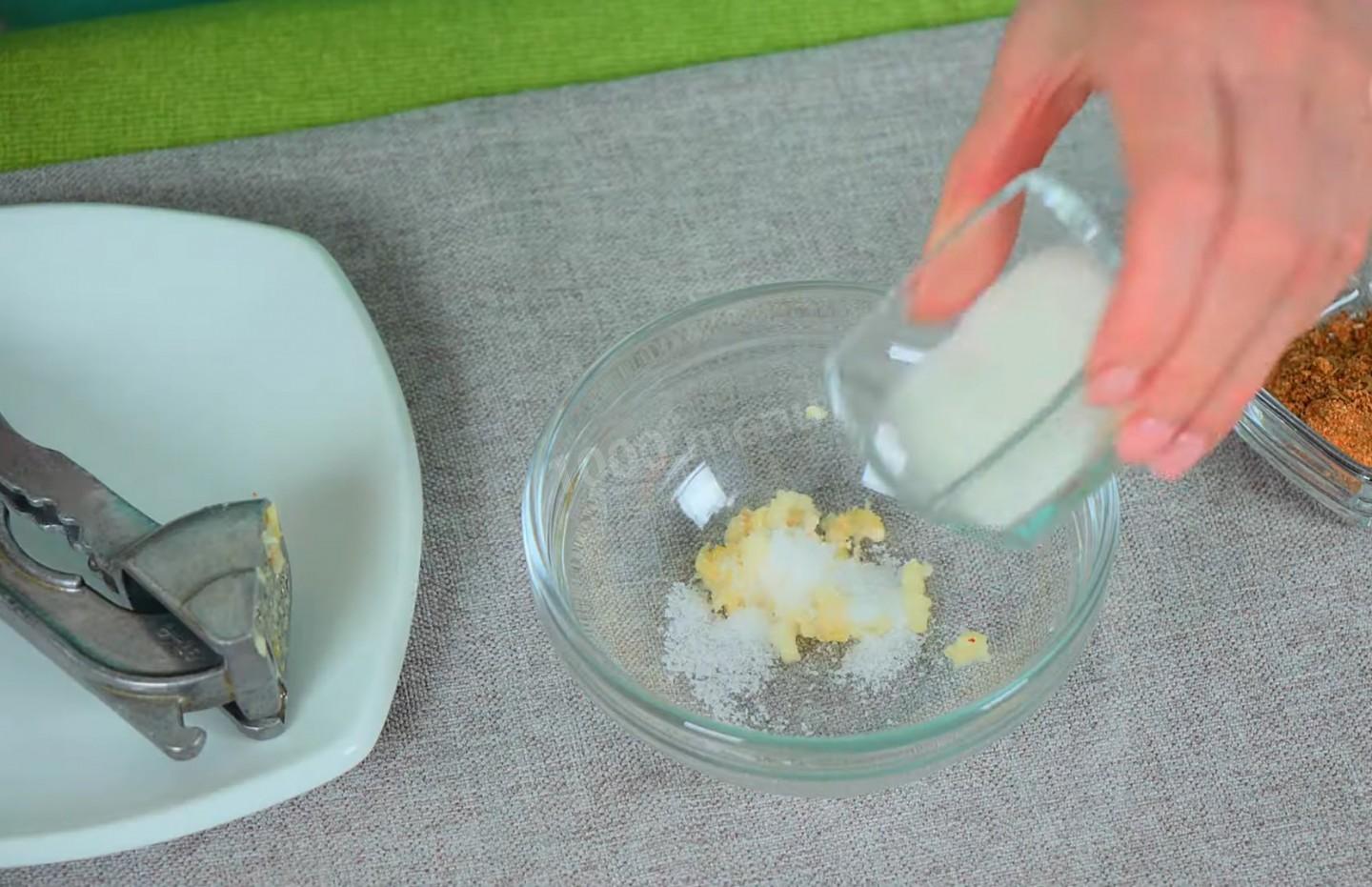 Шаг 2 приготовления Закуска из шампиньонов с морковью