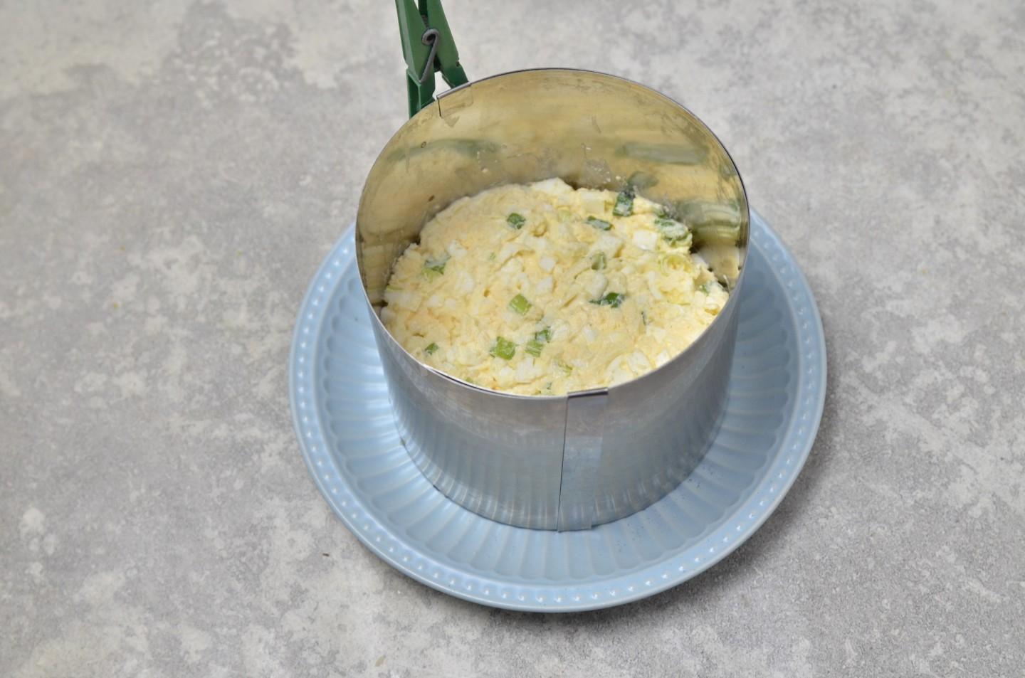 Шаг 9 приготовления Сельдь с яйцом закуска