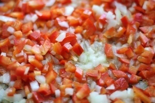 Шаг 1 приготовления Куриное филе запеченное с помидорами и сыром