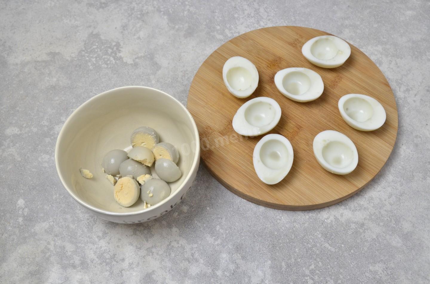 Шаг 3 приготовления Закуска фаршированные яйца с красной рыбой