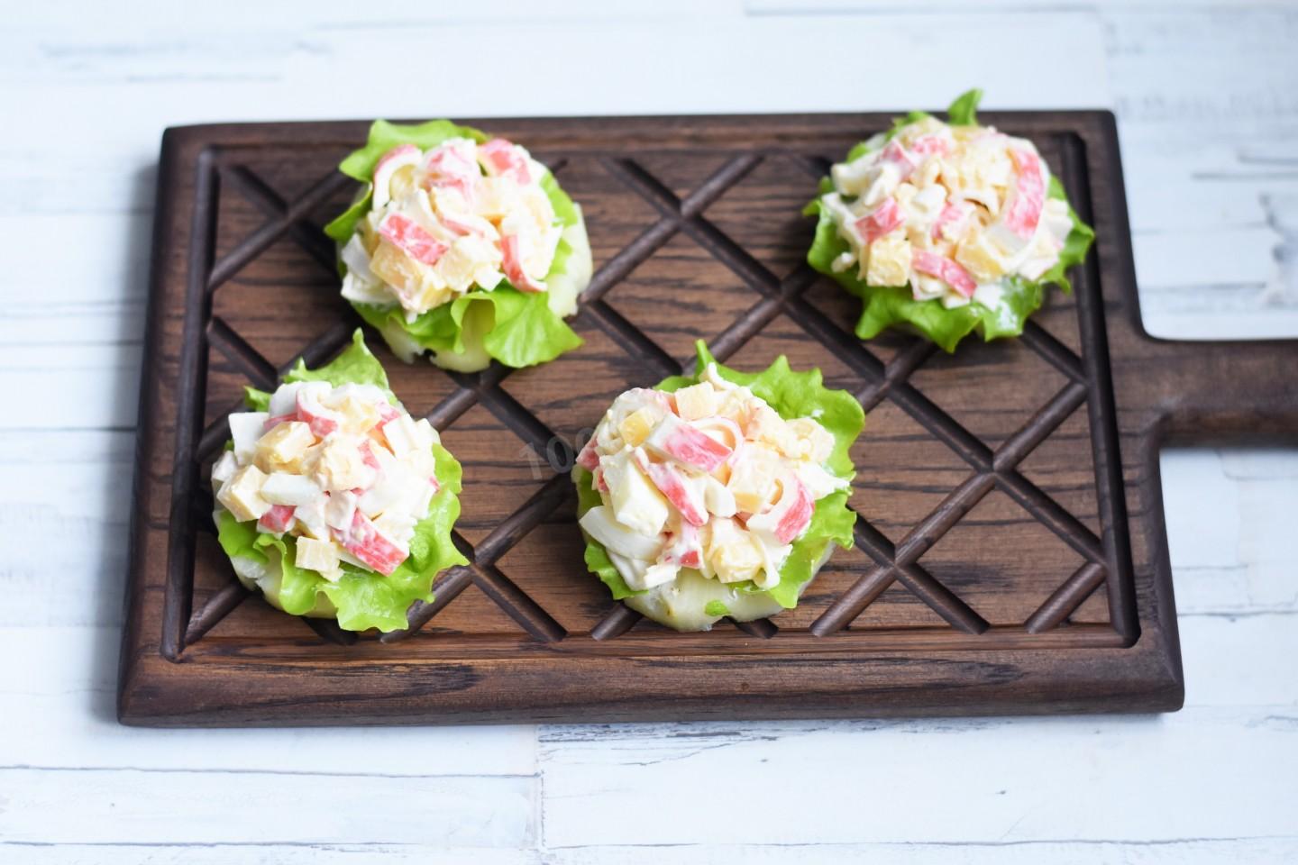 Шаг 7 приготовления Крабовая закуска на ананасовых кольцах
