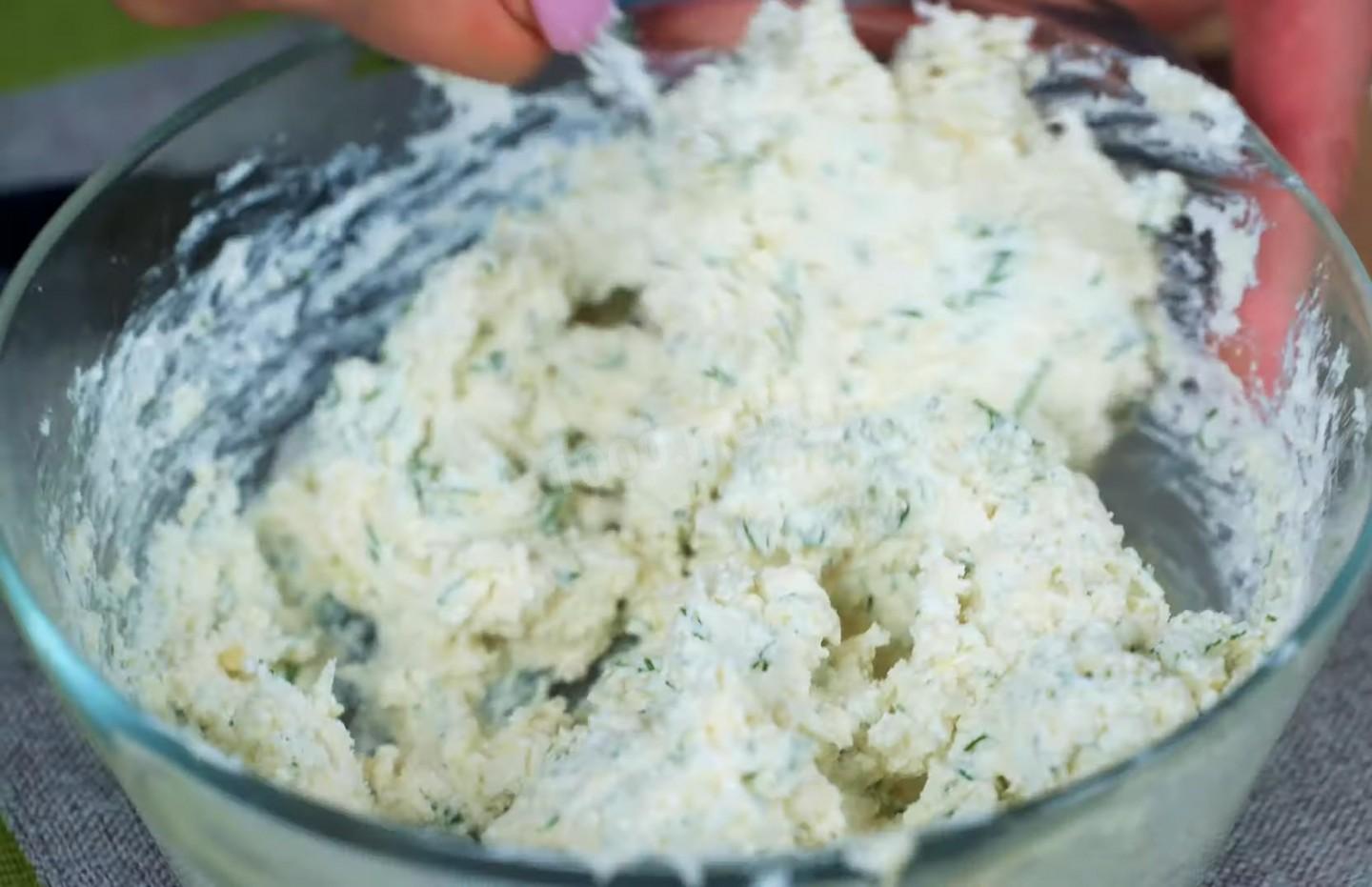 Шаг 5 приготовления Закуска с соленой красной рыбой и творога с сыром