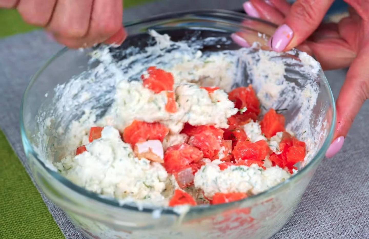 Шаг 7 приготовления Закуска с соленой красной рыбой и творога с сыром