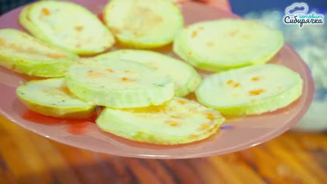 Шаг 10 приготовления Закуска из кабачков с помидорами и творожной заправкой