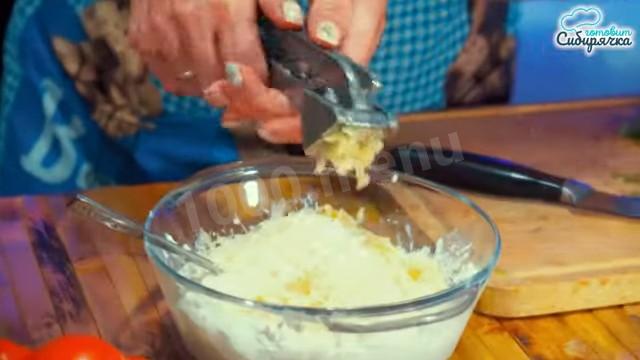 Шаг 11 приготовления Закуска из кабачков с помидорами и творожной заправкой