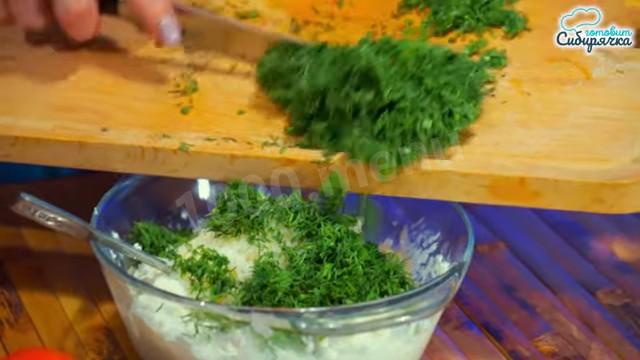Шаг 12 приготовления Закуска из кабачков с помидорами и творожной заправкой