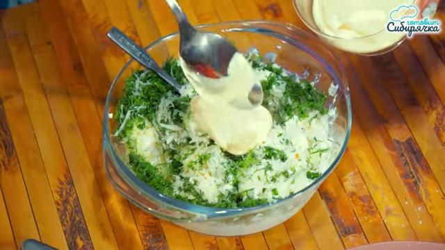 Шаг 14 приготовления Закуска из кабачков с помидорами и творожной заправкой