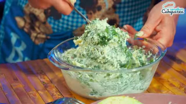 Шаг 15 приготовления Закуска из кабачков с помидорами и творожной заправкой