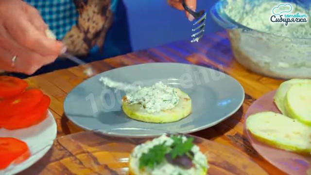 Шаг 16 приготовления Закуска из кабачков с помидорами и творожной заправкой