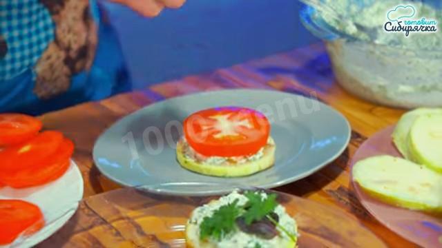 Шаг 17 приготовления Закуска из кабачков с помидорами и творожной заправкой