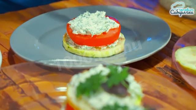Шаг 18 приготовления Закуска из кабачков с помидорами и творожной заправкой