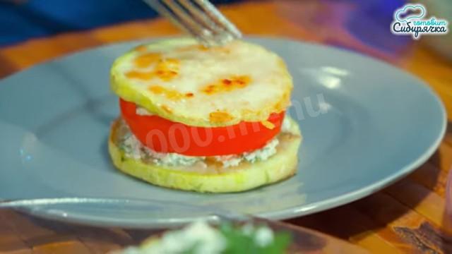 Шаг 19 приготовления Закуска из кабачков с помидорами и творожной заправкой