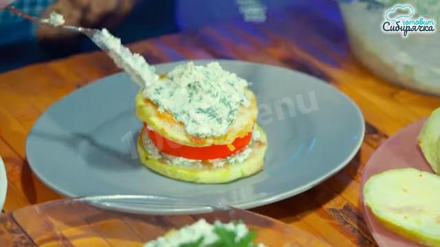 Шаг 20 приготовления Закуска из кабачков с помидорами и творожной заправкой
