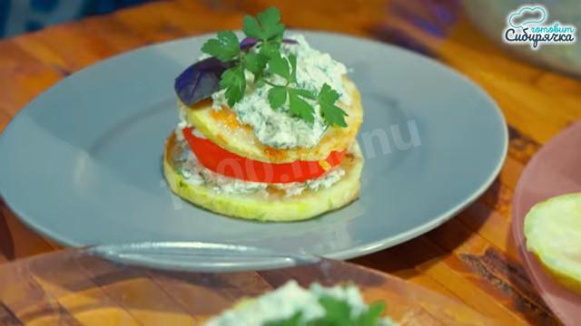 Шаг 21 приготовления Закуска из кабачков с помидорами и творожной заправкой