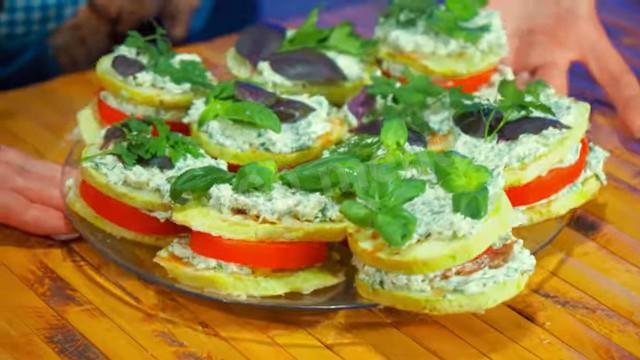 Шаг 22 приготовления Закуска из кабачков с помидорами и творожной заправкой