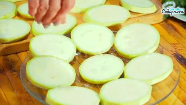 Шаг 3 приготовления Закуска из кабачков с помидорами и творожной заправкой