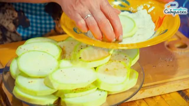 Шаг 5 приготовления Закуска из кабачков с помидорами и творожной заправкой