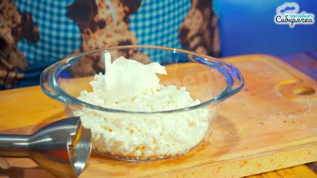 Шаг 7 приготовления Закуска из кабачков с помидорами и творожной заправкой