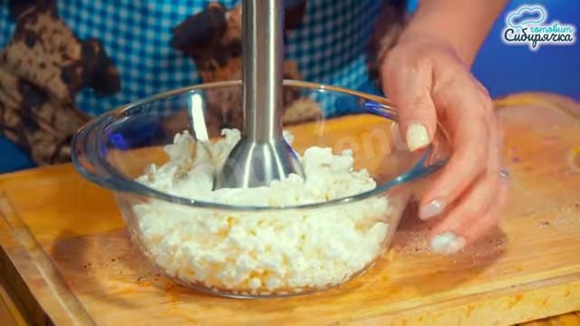 Шаг 8 приготовления Закуска из кабачков с помидорами и творожной заправкой