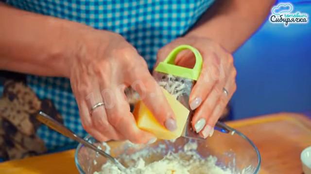 Шаг 9 приготовления Закуска из кабачков с помидорами и творожной заправкой