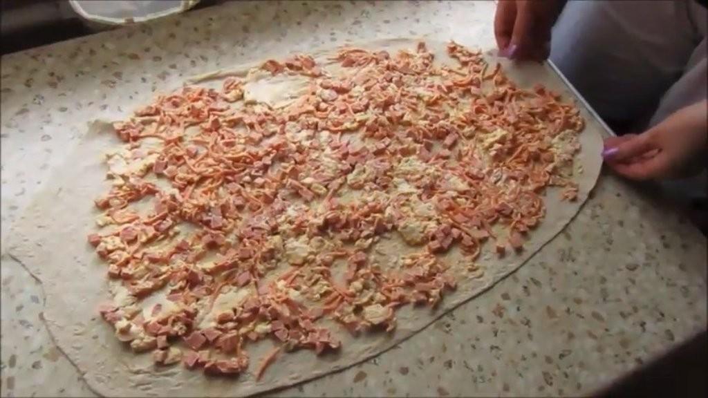 Шаг 3 приготовления Закуска с корейской морковью и лавашем рулет