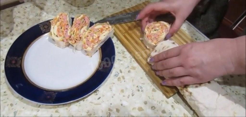 Шаг 4 приготовления Закуска с корейской морковью и лавашем рулет