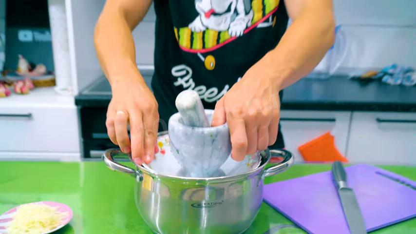 Шаг 9 приготовления Острая закуска из маринованных баклажанов с сыром