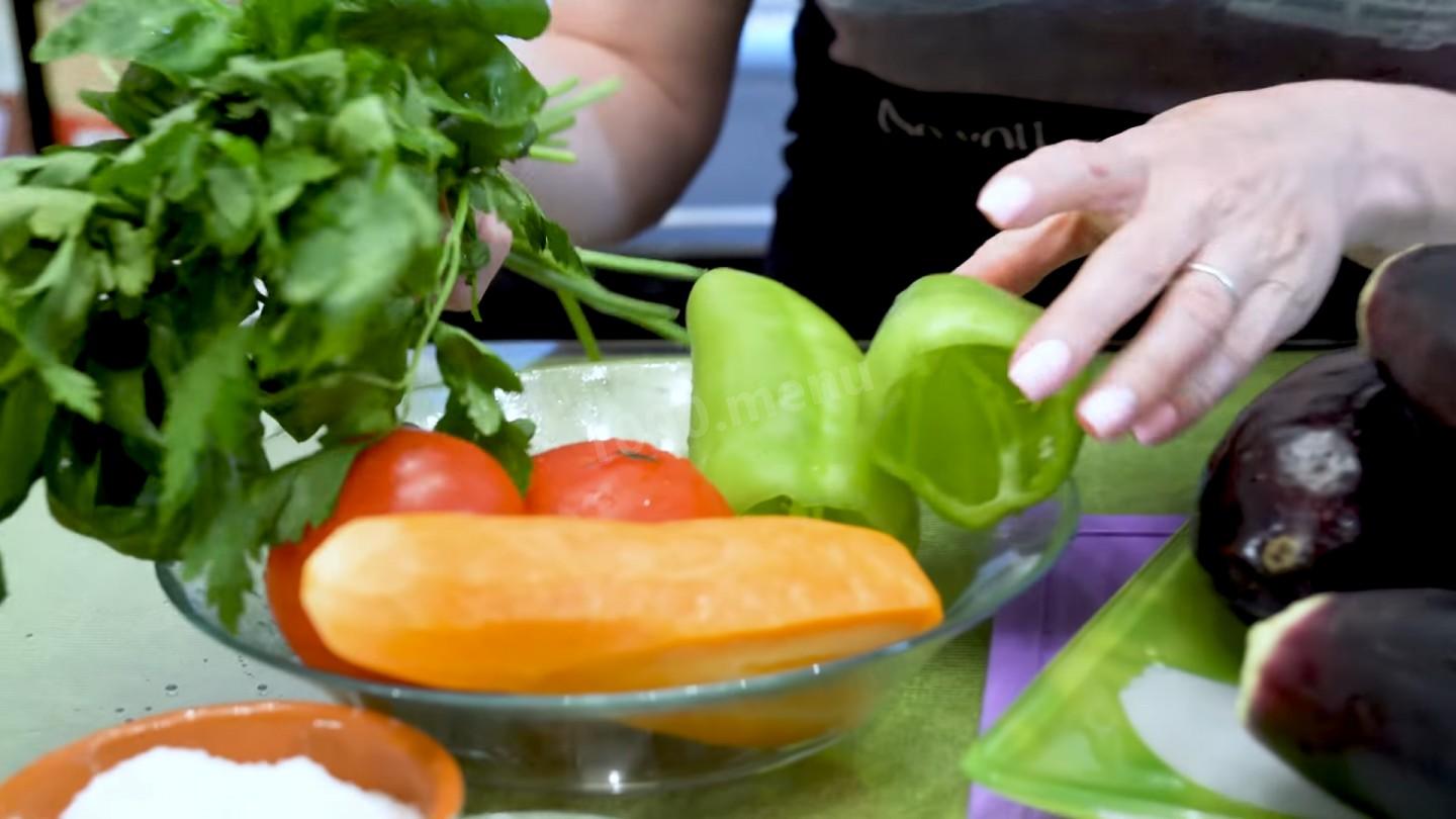 Шаг 1 приготовления Закуска из баклажанов с овощной начинкой