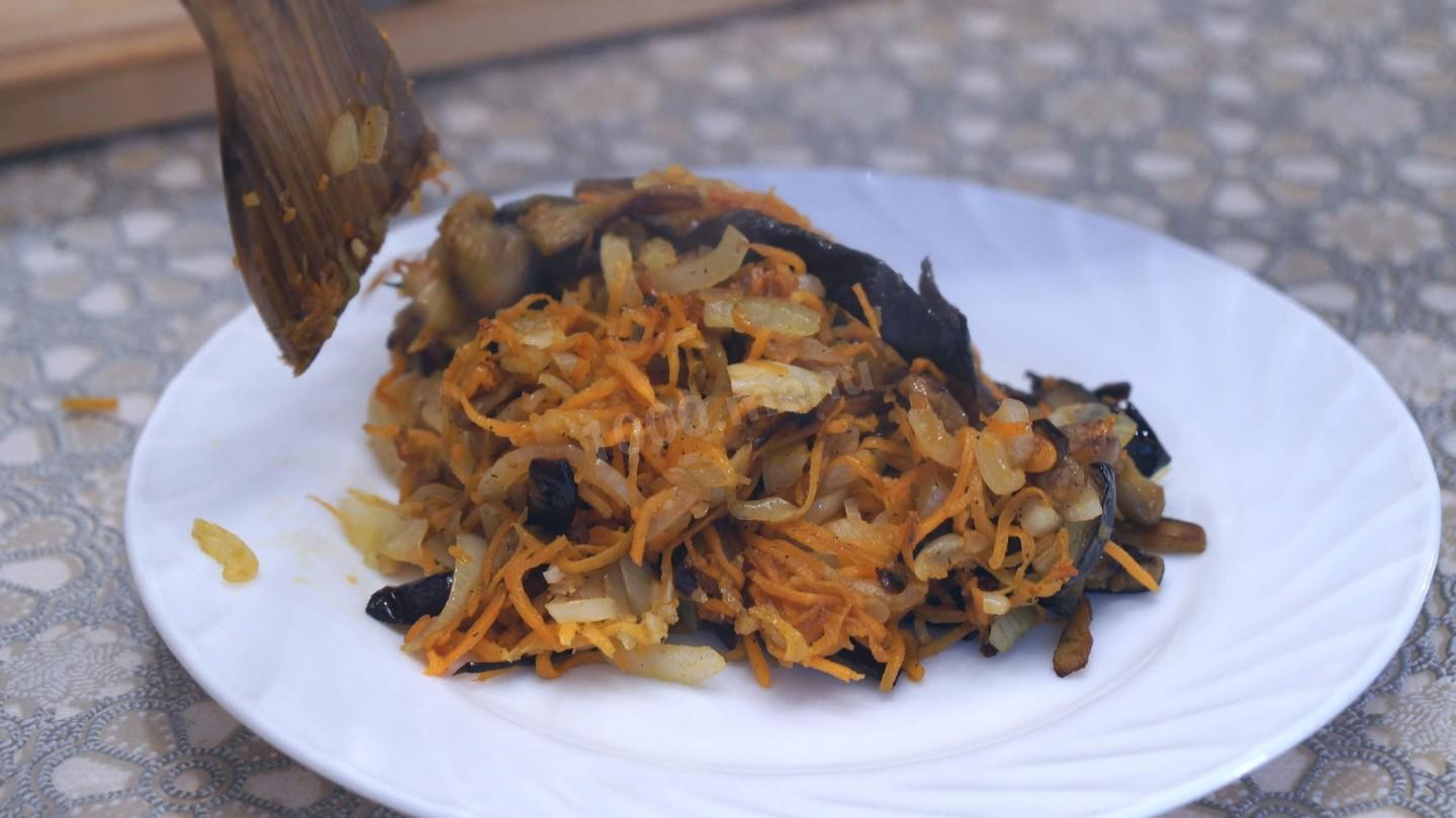 Шаг 9 приготовления Горячая закуска из баклажан с морковью по-корейски