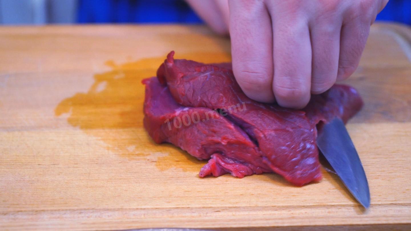 Шаг 1 приготовления Мясная закуска по-тайски с телятиной и перцем