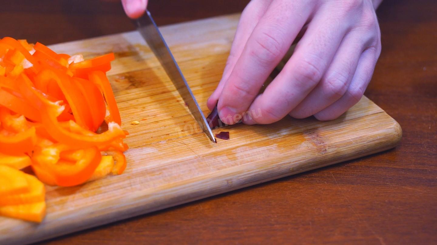 Шаг 8 приготовления Мясная закуска по-тайски с телятиной и перцем
