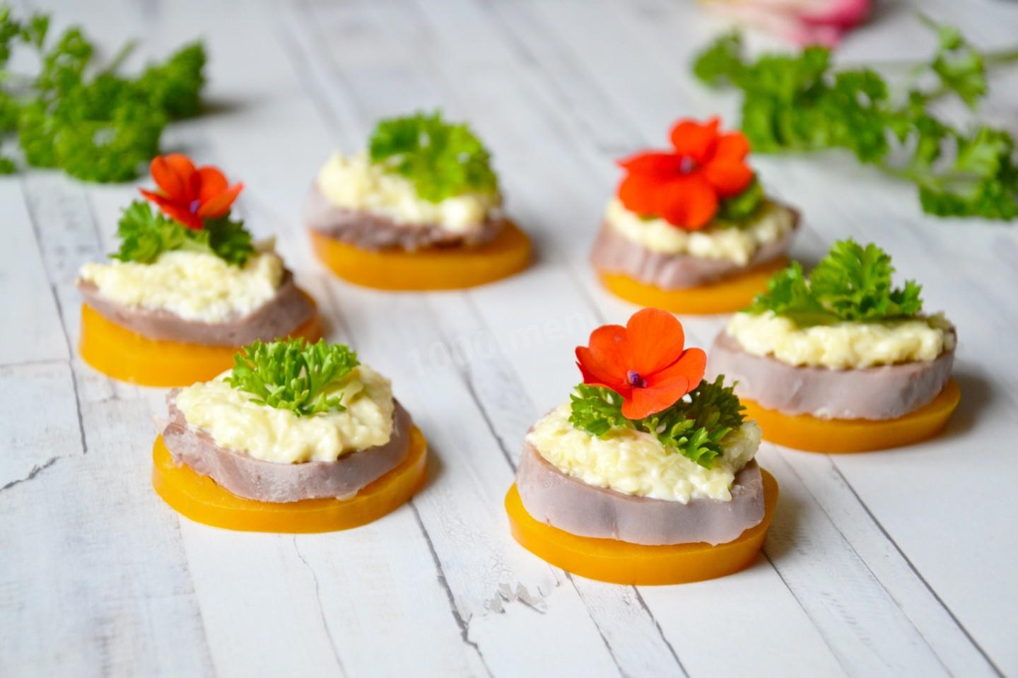 Обложка рецепта Закуска из языка с сыром и чесноком
