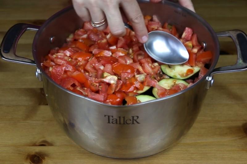 Шаг 8 приготовления Закуска баклажаны и томаты с чесноком