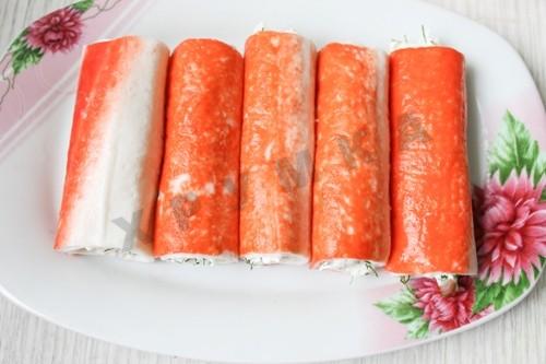 Шаг 6 приготовления Новогодняя закуска из фаршированных крабовых палочек