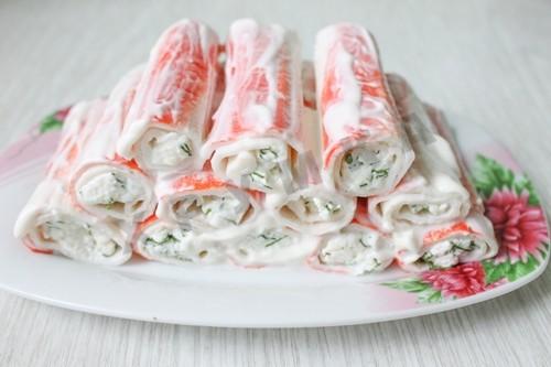 Шаг 7 приготовления Новогодняя закуска из фаршированных крабовых палочек