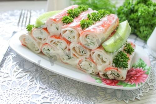 Шаг 8 приготовления Новогодняя закуска из фаршированных крабовых палочек