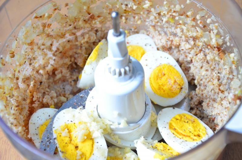 Шаг 7 приготовления Венгерский яичный паштет как новогодняя закуска