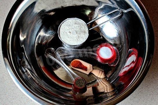 Шаг 1 приготовления Луковые кольца в чипсах закуска к пиву и белому вину