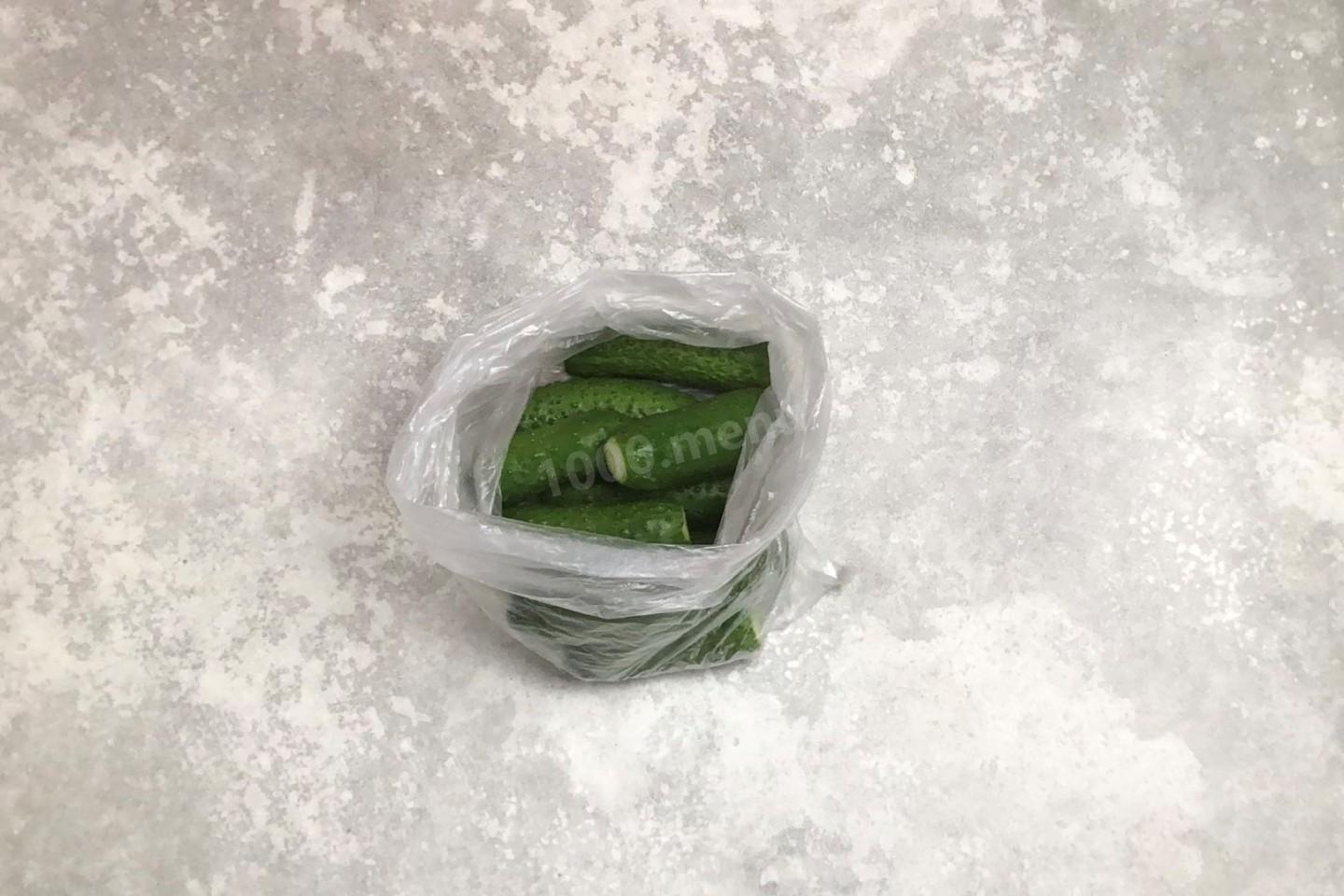 Шаг 2 приготовления Огурцы малосольные в пакете с чесноком и укропом