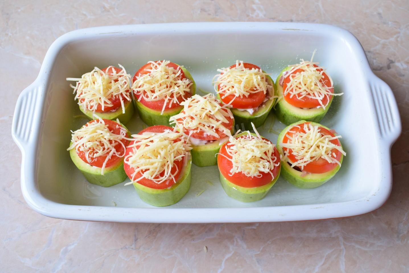Шаг 7 приготовления Кабачки в духовке с фаршем и сыром