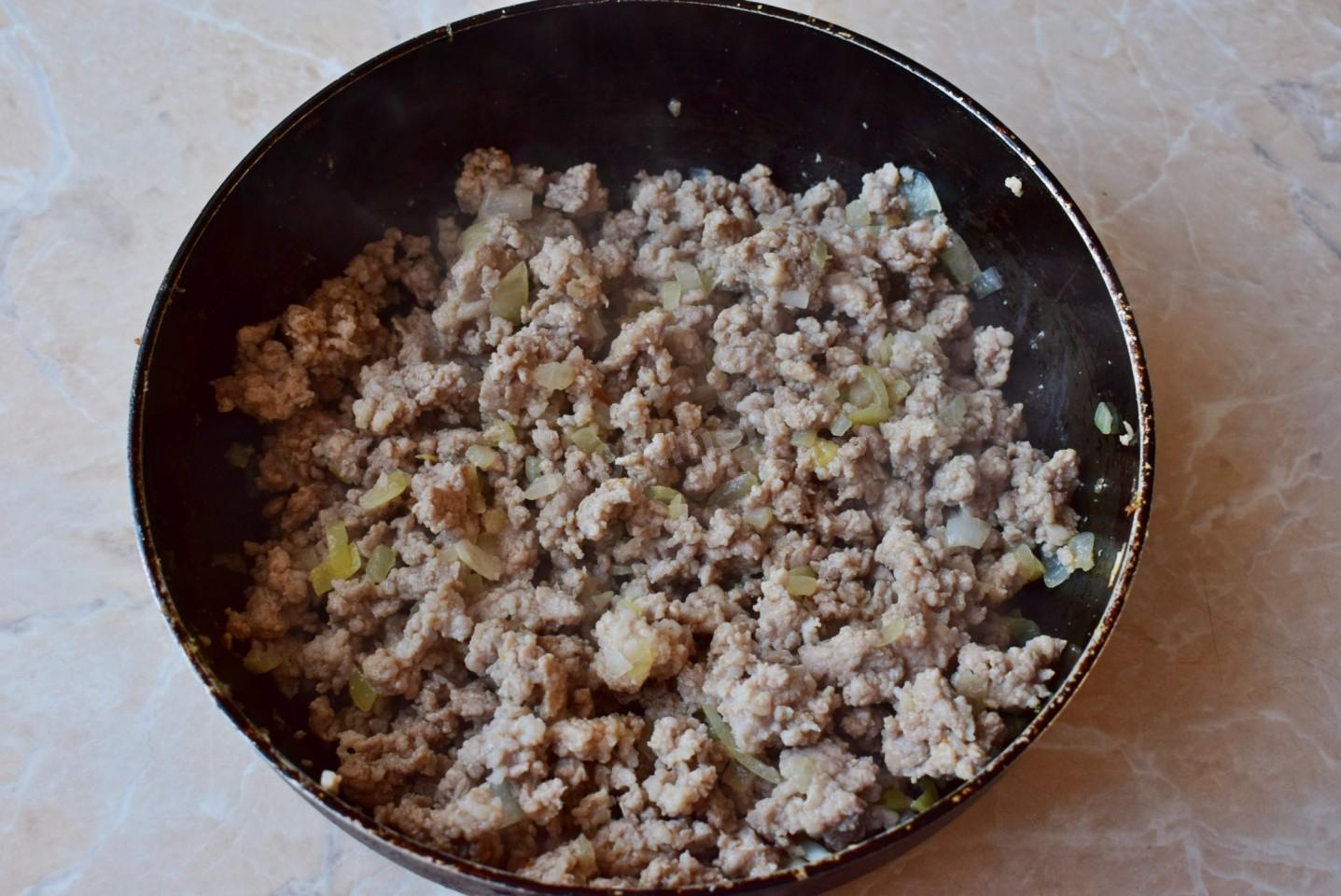 Шаг 3 приготовления Кабачки в духовке с фаршем и помидорами