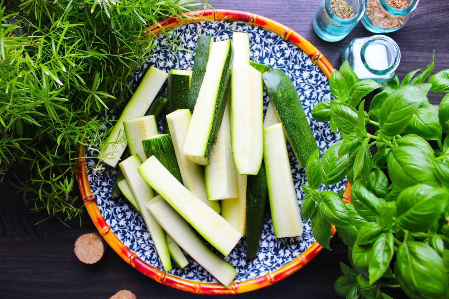 Шаг 4 приготовления Кабачки в духовке с сыром и чесноком ПП