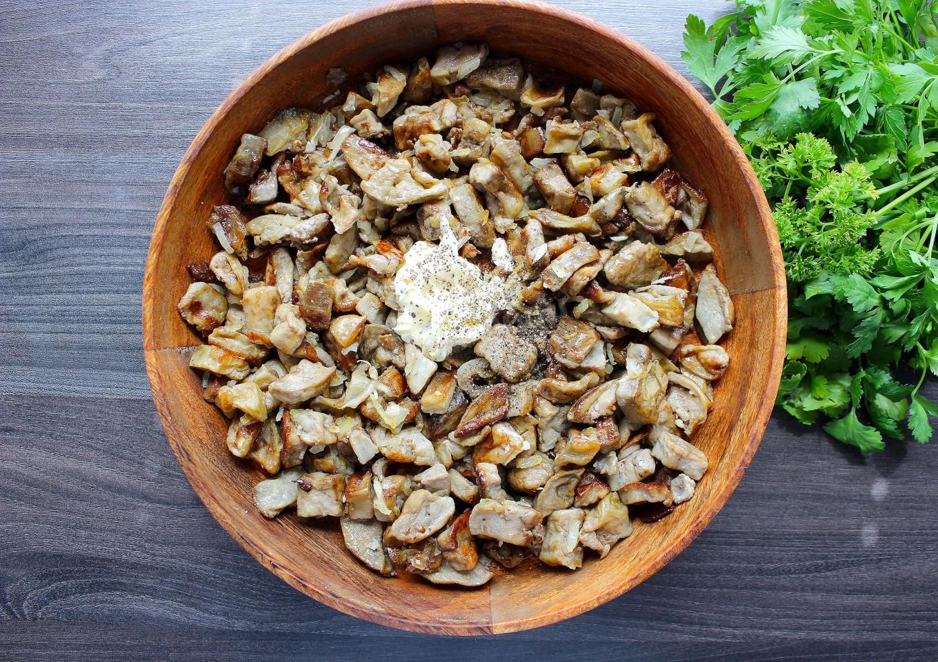 Шаг 10 приготовления Баклажаны с яйцом и луком на сковороде